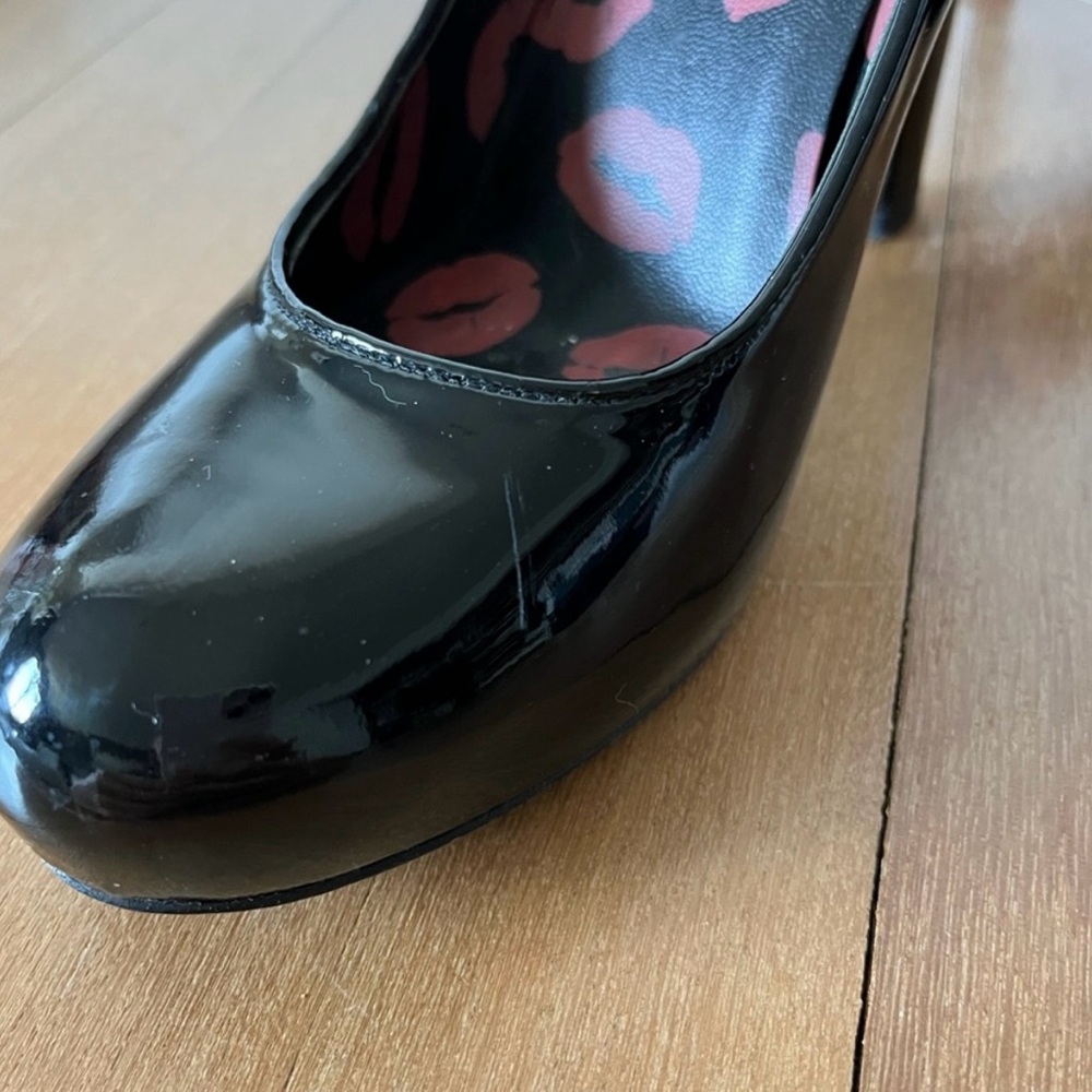 Marc Jacobs Black Patent Leather Platform Pumps with Lip-Print Lining - Picture 3 of 3